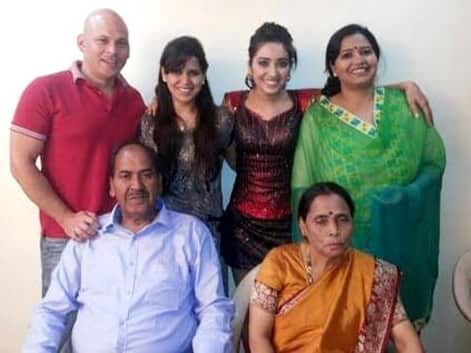 Asha Negi Biography, Age, Height, Husband, Boyfriend | More 2 Asha Negi with her Family