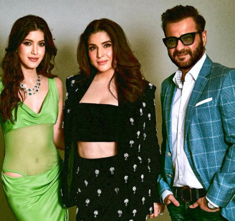 Shanaya Kapoor with parents Sanjay Kapoor and Maheep Kapoor